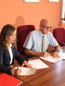 Esther Berrozpe Galindo, Whirlpool EMEA President, and Silvio Aimetti, the mayor of Comerio, signing the Letter of Intent